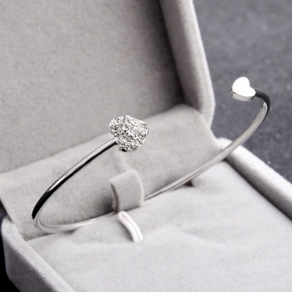 NEW๐๐BEAUTIFUL๐SILVERY๐HEART๐CUFF๐๐BRACELET - Picture 4 of 8